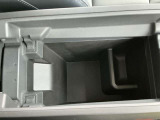 センターコンソールには深めの収納スペース