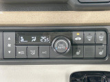 【オートエアコン】一度お好みの温度に設定すれば、車内の温度を検知し風量や温度を自動で調整。暑い&hellip;寒い&hellip;と何度もスイッチ操作をする必要はありません。快適な車内空間には必須の機能ですね♪