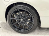 タイヤサイズは215/40R18!純正アルミホイール!残り溝は5ミリ程度です!