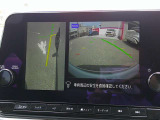 【アラウンドビューモニター】空から見下ろすような視点で、スムースな駐車と安全確認をサポートします。