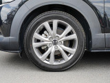 18インチ純正アルミホイールを装備。タイヤサイズは215/55R18となります。
