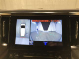 パノラミックビューモニター付きです。車両を上から見たような映像をディスプレイオーディオ画面に表示。運転席からの目視だけでは見にくい、車両周辺の状況をリアルタイムでしっかり確認できます。