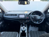 視認性に優れたインパネデザイン。運転席中心のコックピットレイアウトで、操作性の良さが光ります。シンプルかつ機能的な室内空間です。