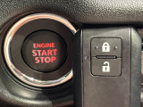 【キーレススタートシステム】カバンやポケットに入れたままでもドアの施錠・解錠が可能なスマートキーを装備。エンジンのオン・オフ時もカギを取り出す必要が無いからとっても便利です♪