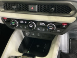 運転席/助手席シートヒーターで寒い日もすぐに温かくなり快適に過ごせます。3段階の温度調整が可能です