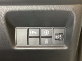 ハンドルの右側にはヘッドライトレベライザーとHondaセンシング用のメインスイッチがついています。ヘッドライトレベライザーは道路状況や積荷の加重に応じてライトの高さを調節できます。