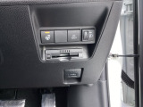 高速道路のご利用時にとても便利なETC車載器付。カードをセットするだけで高速道路を利用でき、お財布にも優しく,料金所をノンストップで通過でき便利です。