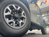 【純正15インチアルミホイール】外観にマッチした純正アルミホイールを装着しております。各種社外アルミホイールや、スタッドレスタイヤも取扱いしております。是非ご相談ください♪