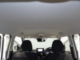 【車内天張り】天井部分もシミや汚れが目立たず、きれいな状態です。明るい内装色と相まって、車内全体が開放感のある空間になっています。タバコなどの気になる臭いもなく、気持ちよくお乗り頂けます。