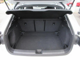 奥行きがあり容量十分なトランクスペースは後席を倒してトランクスルーも可能です