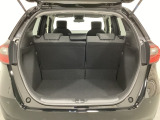 ラゲッジも広く使いやすいトランクは、開口部も広く荷物の積み下ろしもしやすいお車となっております。リアシートの背もたれは6:4の割合で分割して可倒できるので、長いお荷物などを載せることもできます。