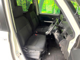 運転席まわりには十分なスペースがあり、大柄な方でもゆったり運転していただける環境です。