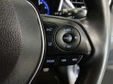 ステアリングには運転中でも簡単に操作できる各種スイッチついてます