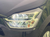 【LEDヘッドライト】悪天候や夜間走行時も良好な視界を確保し安心して運転できる高輝度LEDヘッドライトを装備!点灯速度が早く、消費電力も抑えられています。