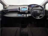 視界広々で運転しやすくロングドライブでも疲れを感じさせないすっきりとまとまったインパネ周りです。