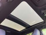 【調光パノラマルーフ】車内の解放感が一気に上がる大型パノラマルーフに調光機能がプラス!日差しが強い時、シェードを閉めなくてもガラスの透明度を調整することで心地よい明るさに♪
