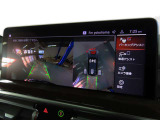 リアビューカメラ。ガイドラインとパークディスタンスコントロールで安全に車庫入れ可能。