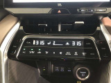 運転席、助手席別々に温度設定ができるデュアルエアコン装備です。男性が暑いと感じても、女性は寒いと感じる、そんな時の車内温度を別々に調節できるので、ストレスなくドライブをお楽しみいただけます。