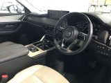 視線移動が少なくドライビングに専念できるコックピット。運転中に必要な「走行情報」とそれ以外の「便利・快適情報」を明確に分けてあるので情報を得る時に迷いを少なくしています。
