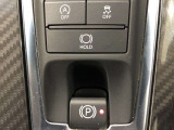 HOLD機能付きの電動パーキングブレーキ。HOLD機能を使用すると、信号待ちなどでフットブレーキから足を放しても、車は動かずそのまま停車してくれます。ドライブなど足が疲れた時には便利な機能です。