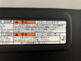 バックドアの底部にパワーバックドアとイージークローザーの取り扱いに関する説明と注意を記入したステッカーが貼ってあります。