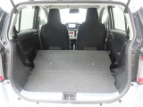 セカンドシートを倒した状態です。セカンドシートは独立可倒、荷物に合わせてラゲッジスペースをアレンジできます。