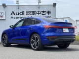 Audiのリヤディフューザーは、車両の後方での空気の流れを整え、乱流を減少させることで、走行安定性を向上させます。またスポーティで洗練された外観を提供し、全体のスタイルに一体感を持たせます。