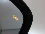 隣車線を走る車両をレーダーで検知し、ドアミラーでは確認しにくい後側方エリアに存在する車両に加え、急接近してくる車両も検知します。車両を検知するとドアミラーに搭載されたLEDインジケーターが点灯します。