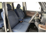 空間を広く使えるベンチシートは快適です。運転席&hArr;助手席の移動が簡単なので狭い駐車場などで役立ちます。