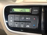 【オートエアコン】一度お好みの温度に設定すれば、車内の温度を検知し風量や温度を自動で調整。暑い&hellip;寒い&hellip;と何度もスイッチ操作をする必要はありません。快適な車内空間には必須の機能ですね♪