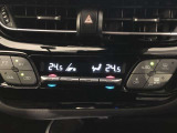 運転席、助手席別々に温度設定ができるデュアルエアコン装備です。男性が暑いと感じても、女性は寒いと感じる、そんな時の車内温度を別々に調節できるので、ストレスなくドライブをお楽しみいただけます。