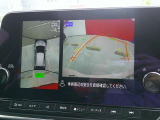 【アラウンドビューモニター】空から見下ろすような視点で、スムースな駐車と安全確認をサポートします。