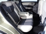 リアシートは3名乗車も可能ですが、2名の時にはセンターの大型のアームレストを使用してゆったりとくつろげるのでとても快適です。
