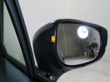 ミラー内側には後方からの車両の接近やミラーでは死角になる位置の車両をお知らせするリアビークルディテクションを搭載。