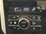オートエアコンは温度を設定するだけで、自動で風量などを設定してくれます。運転しながら操作も必要ないので、安全性も向上します。