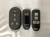 スマートキー付きですからドアロックの開閉およびエンジンスタートが楽々です。電動スライドドアの開け閉めもボタンで操作できます。加えて、純正リモコンエンジンスターター用の操作キーもついています。
