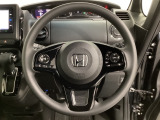 ハンドルにHondaセンシング系のクルーズコントロールやレーンキープアシストなどのスイッチと、オーディオの操作スイッチが装備されています。ハンドルから手を離さず安全に操作できます。