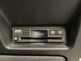 ハンドルの右下にETCがついています。高速道路の料金所の通過も楽々です!。 カードの取り出しもしやすい場所についています。