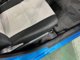 痛みの出やすい運転席シートの角、フロアマット、座面、ともに良好です