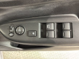狭い駐車場で便利な電動格納ドアミラーが付いています。