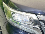 【LEDヘッドライト】悪天候や夜間走行時も良好な視界を確保し安心して運転できる高輝度LEDヘッドライトを装備!点灯速度が早く、消費電力も抑えられています。