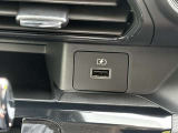 運転席近くにUSB電源ソケットが装備されており便利です。