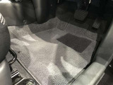 内装工程では、中古車を気持ちよくお乗りいただけるよう清掃しています。ニオイの元となるフロアカーペットまで洗浄・消臭済み?