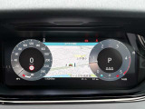 【インタラクティブドライバーディスプレイ 】ナビ、電話、メディア、各種情報、エンターテインメントやアクティブセーフティのデータなどの表示が可能です。