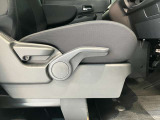 運転席はご自身の適切な運転ポジションへ移動可能なラチェットが付いております。
