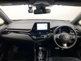 シンプルながら機能性あふれる運転席廻りです。視界性もよく、運転しやすいですよ。