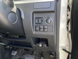 とても便利な【両側電動スライドドア】ドアハンドを少し引くだけでリアドアが自動開閉します。