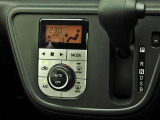 オートエアコンを装備しておりますので、四季を通じて車内を快適な温度に保つことが出来ます!高級感が有りますね!