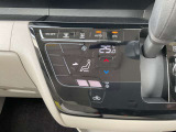 タブレット端末のようなタッチパネル式のオートエアコン採用。凹凸のない滑らかな表面で操作感を高めています。
