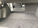 後席は分割可倒式で、用途に合わせてアレンジ可能。荷物の量や乗車人数に応じて柔軟に使える便利なシートです。